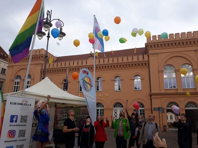 Ballonaktion am Internationalen Tag gegen Homophobie, Transphobie und Biphobie